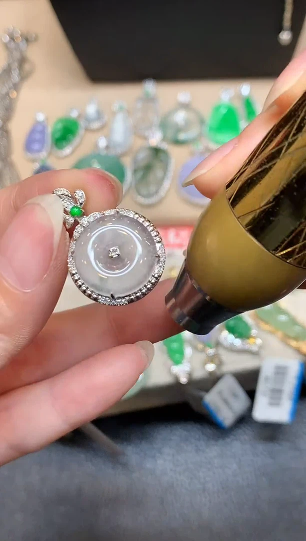 颈饰18K金镶嵌翡翠平安扣【无服务费