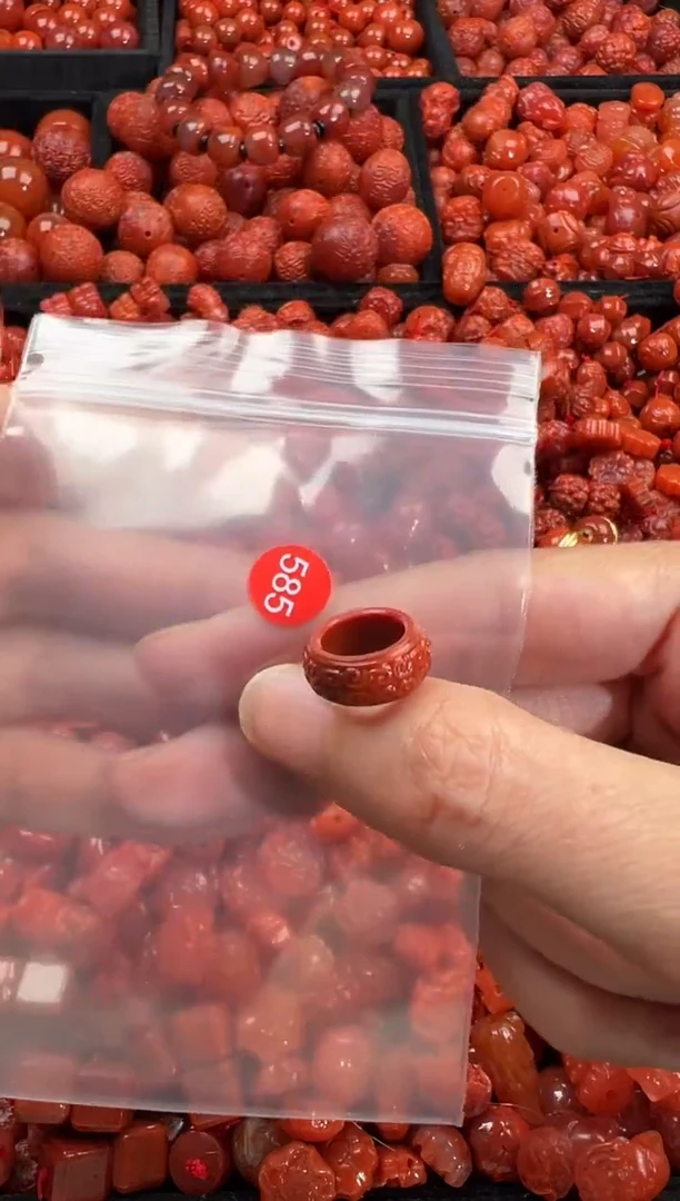 南红玛瑙未镶嵌颈饰1