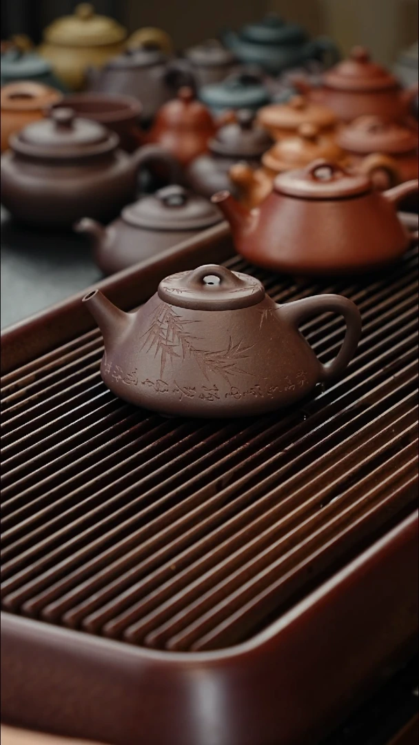 茶壶紫砂四底子冶石瓢刻绘版188cc