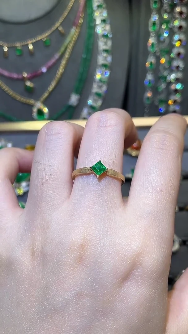 祖母绿戒指18K金镶嵌0.38ct
