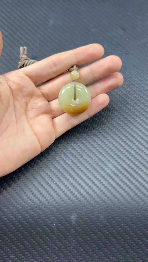 和田玉未镶嵌吊坠(赠链)若羌微色差平安扣