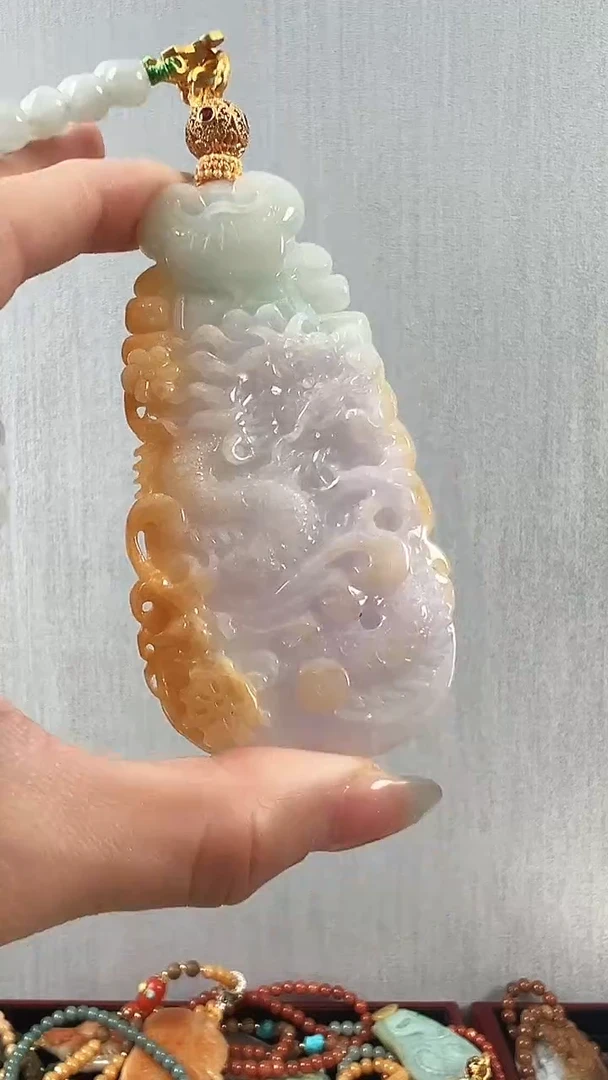 颈饰未镶嵌翡翠琵琶
