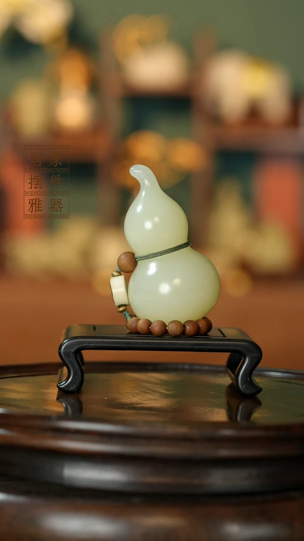玉《手捻葫芦》摆件