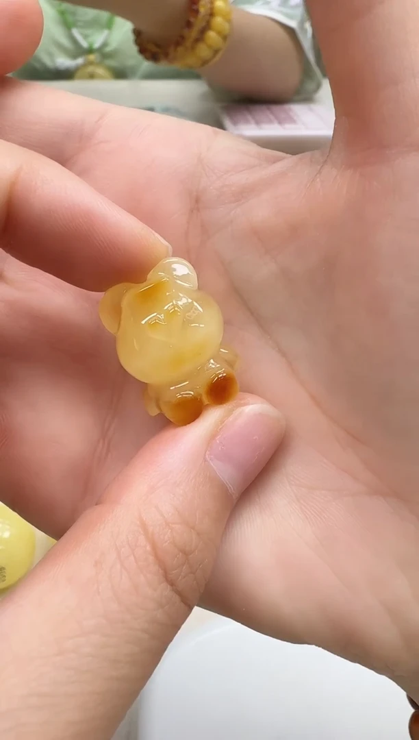 未镶嵌琥珀裸石如图