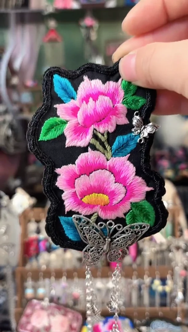 彩云南阁非遗老绣饰品584