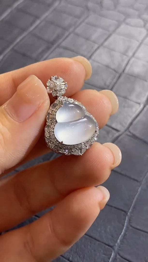 颈饰18K金镶嵌翡翠收到货48小时鉴赏期（超时不退不换）