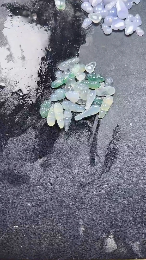 翡翠挂件未镶嵌莫*狂024翡翠