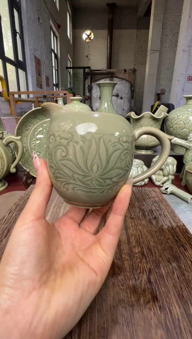 耀州窑莲纹鹰嘴公道杯