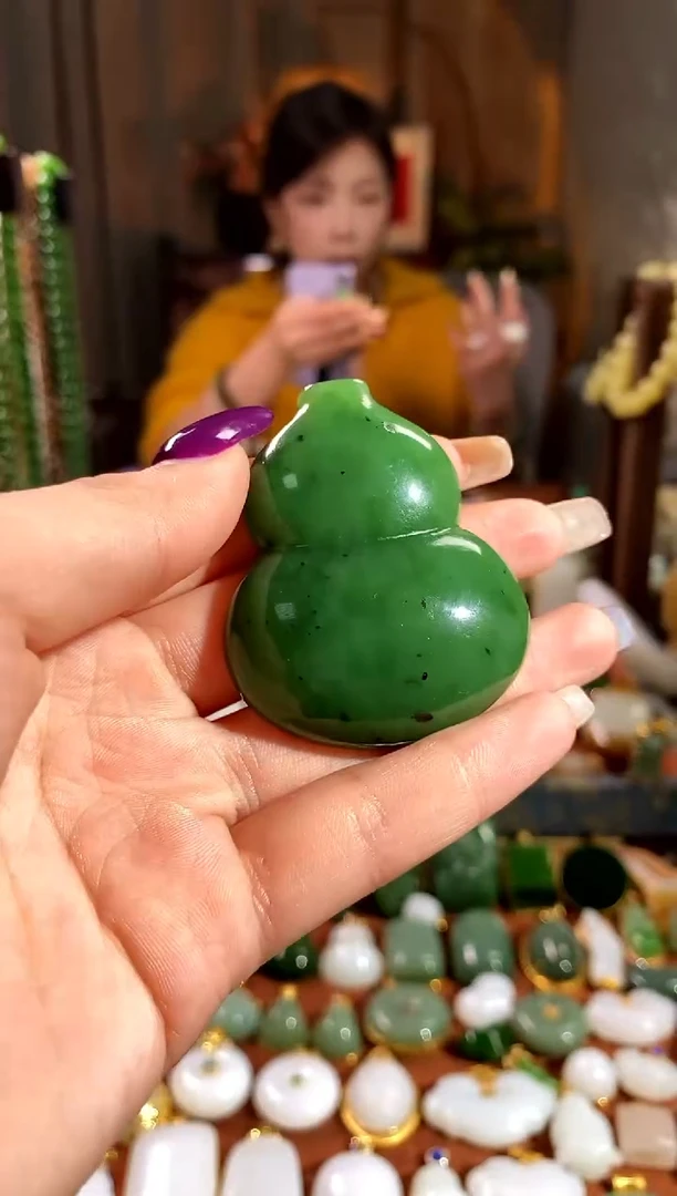 吊坠(赠链)未镶嵌和田玉.