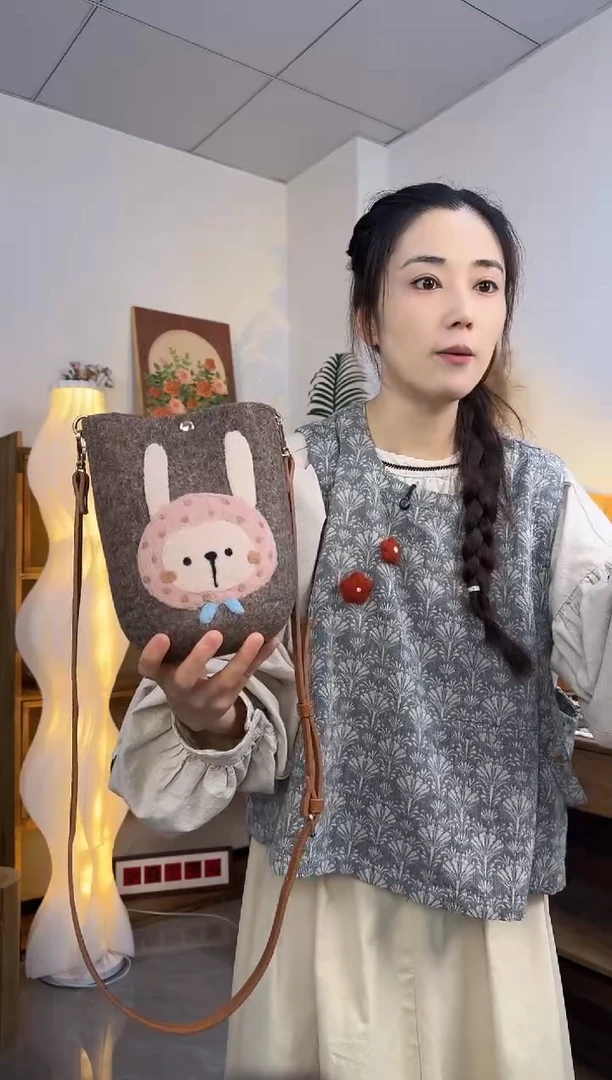羊毛非遗纯手工包  手机包兔子