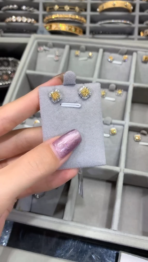 耳饰18K金镶嵌钻石钻石耳饰