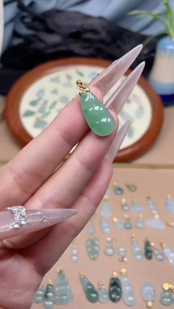 翡翠18K金镶嵌颈饰豆子