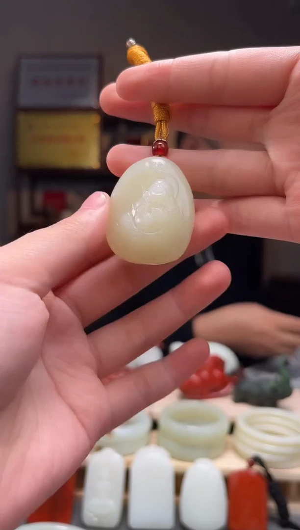 颈饰未镶嵌和田玉吊坠