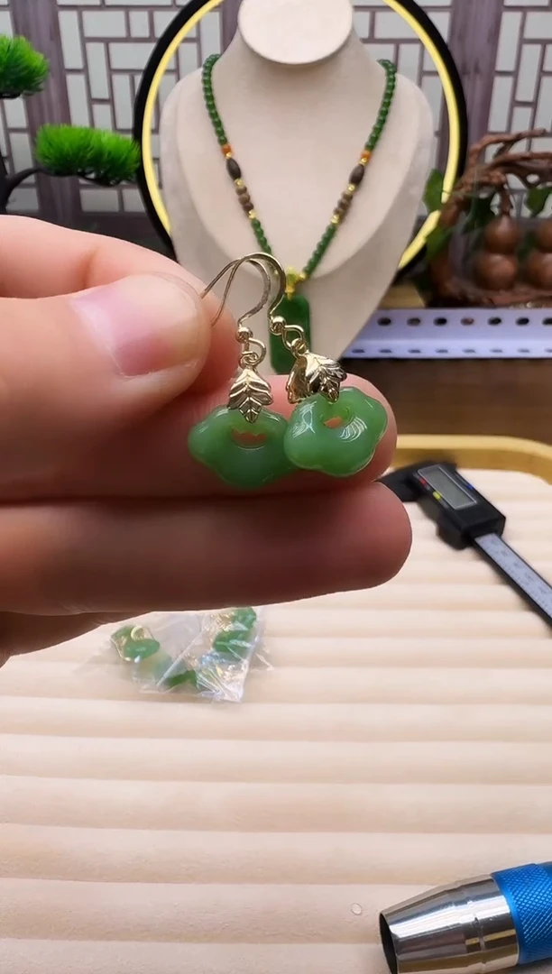 14K金镶嵌和田玉耳饰E179