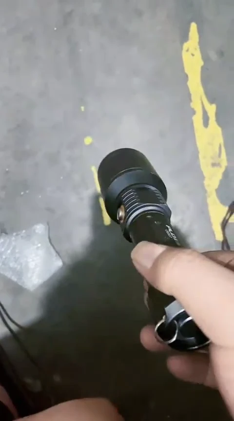 B552独眼龙手电不带电池