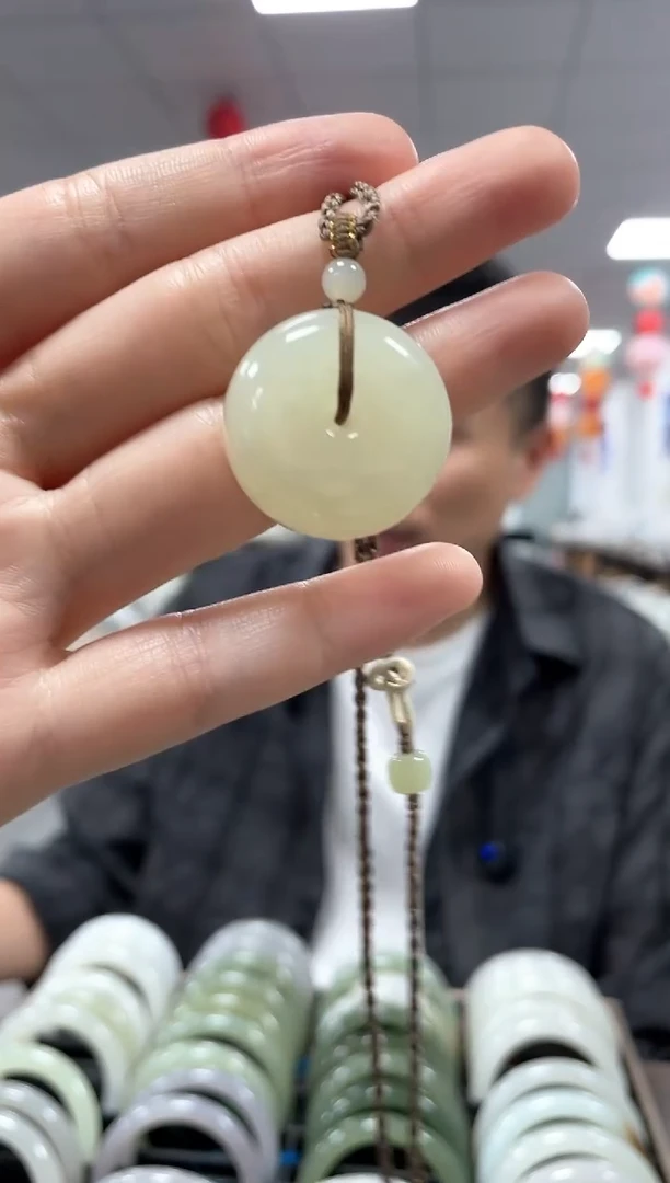 和田玉未镶嵌颈饰黄玉平安扣吊坠一件