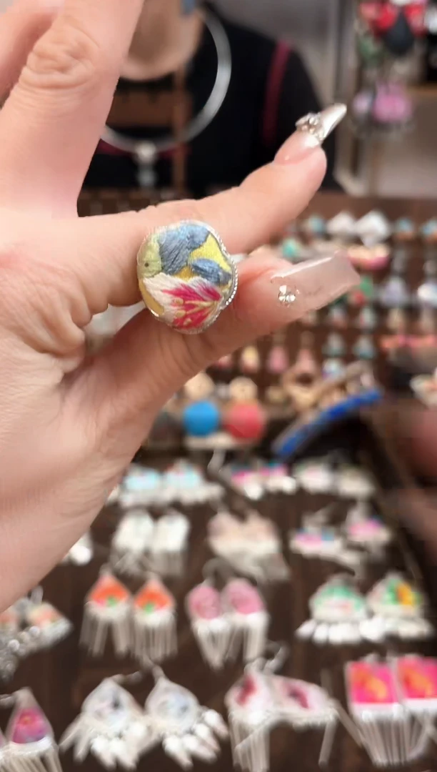 织绣非遗彩云南阁老绣饰品320