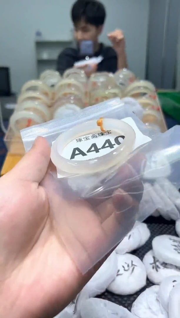 玛瑙/玉髓手镯未镶嵌A440