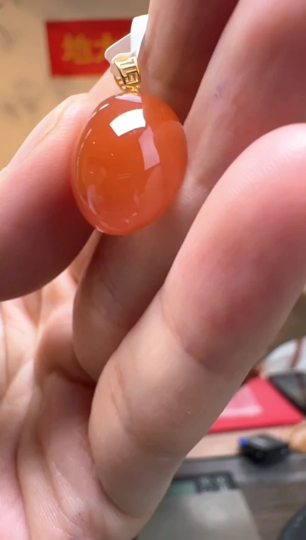 南红玛瑙吊坠18K金镶嵌南红椭圆蛋面18K金镶吊坠