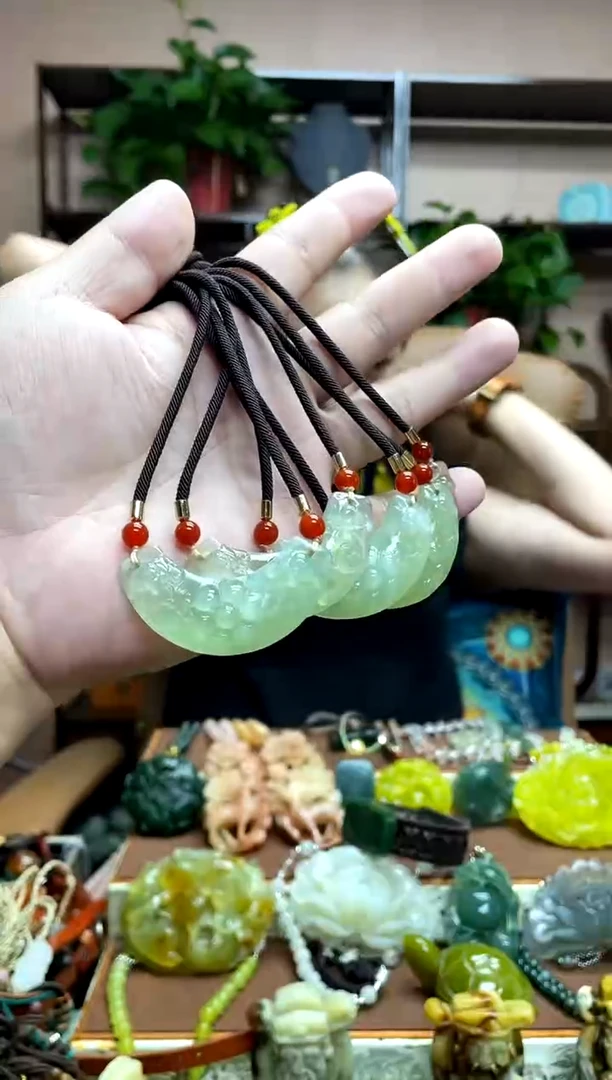 未镶嵌岫玉吊坠多样性发货发其中之一
