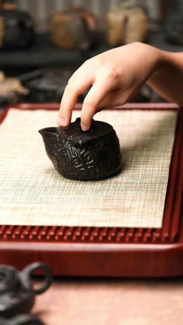归玉堂冰碛岩重工雕刻透光饕餮宝瓶200CC