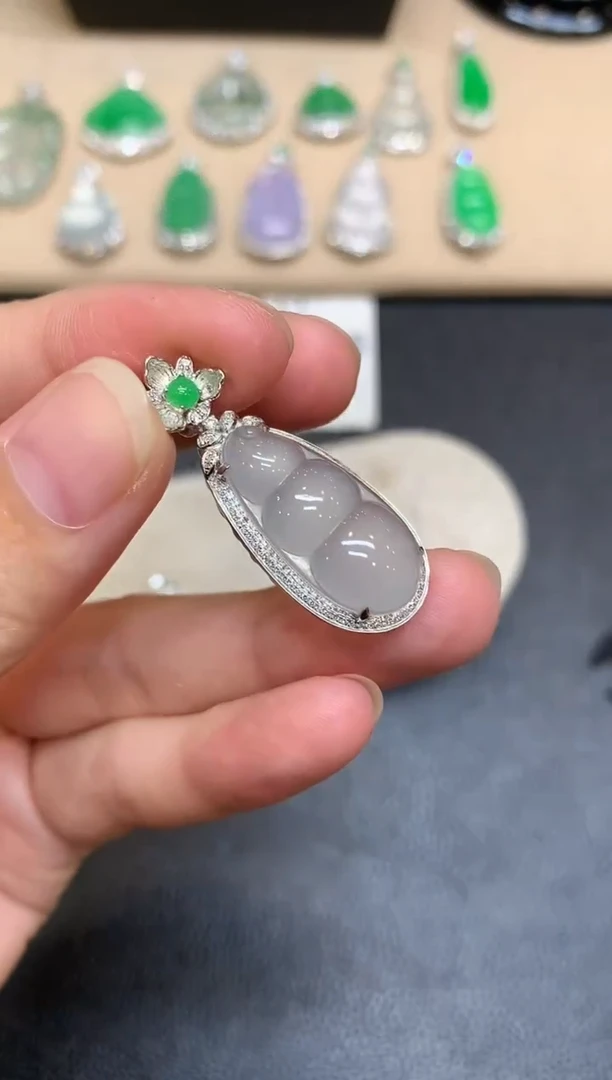 颈饰18K金镶嵌翡翠福豆【无服务费