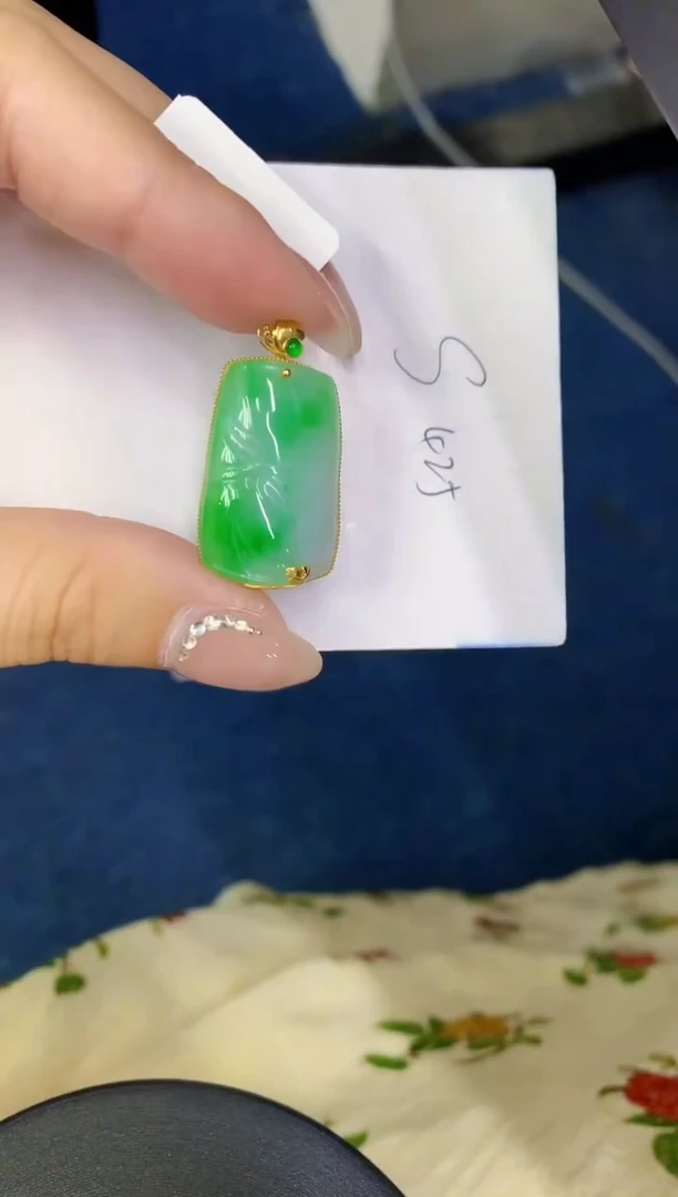 颈饰18K金镶嵌翡翠缅甸天然翡翠A货