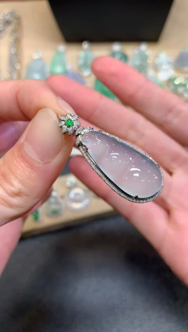 【闪购商品】翡翠颈饰18K金镶嵌福豆【无服务费】