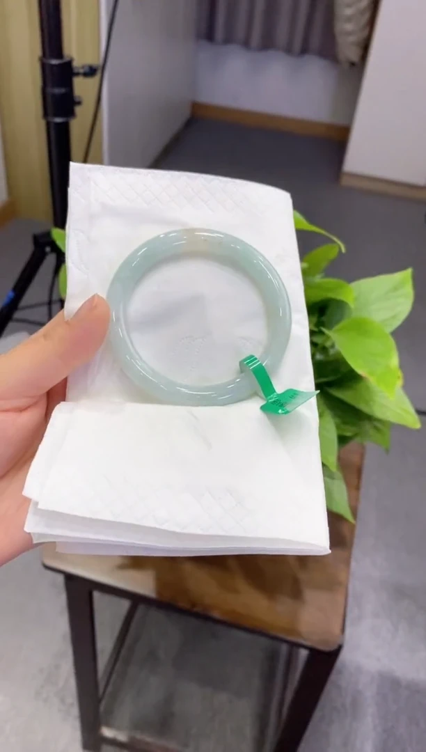 【闪购商品】翡翠手镯未镶嵌多人06981