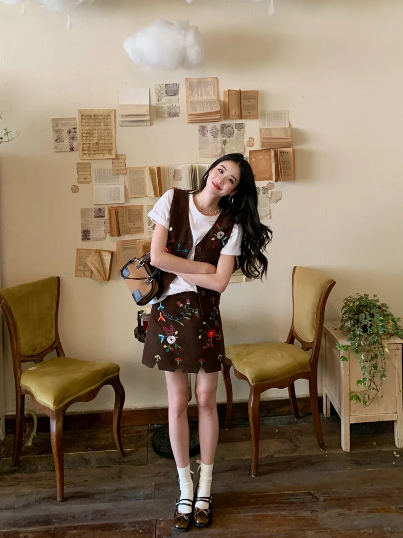 2025夏季新款复古重工刺绣马甲白色T恤半身裙高级感显瘦三件套女