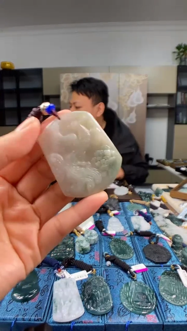 颈饰未镶嵌翡翠   多样性发其一