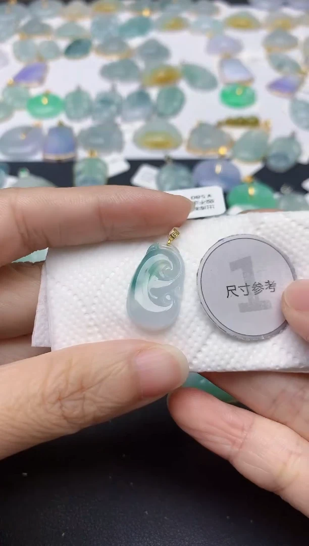 翡翠18K金镶嵌颈饰天然缅甸A货翡翠