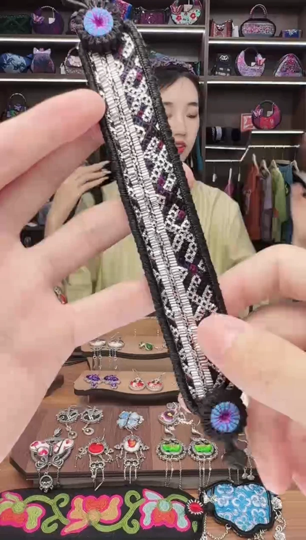 织绣80蒙阿苏苗绣传承店