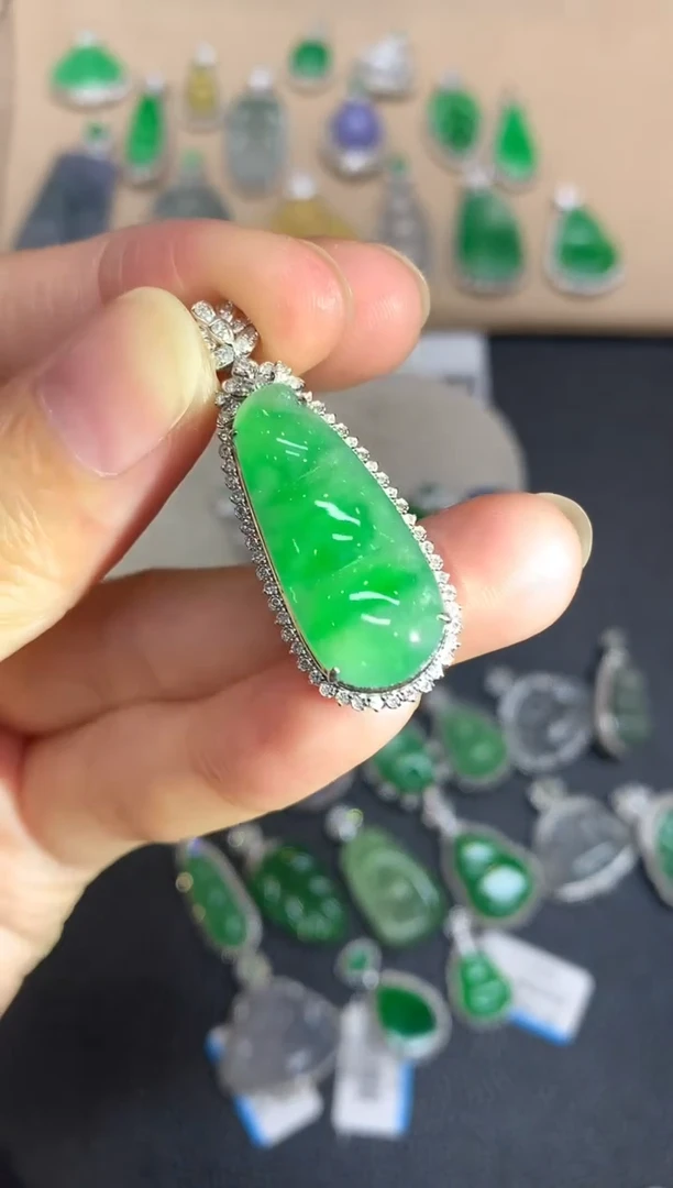 颈饰18K金镶嵌翡翠福豆【无服务费