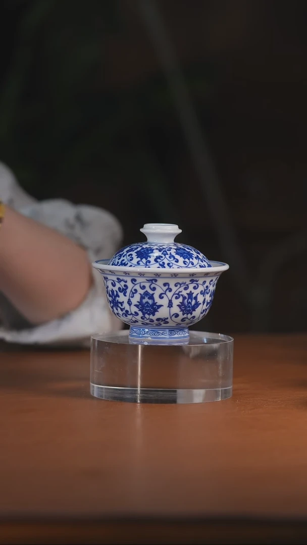 青花缠枝莲盖碗