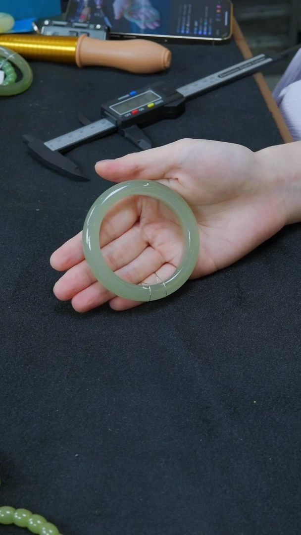 和田玉手镯未镶嵌53-54圈口，正装湖水手镯