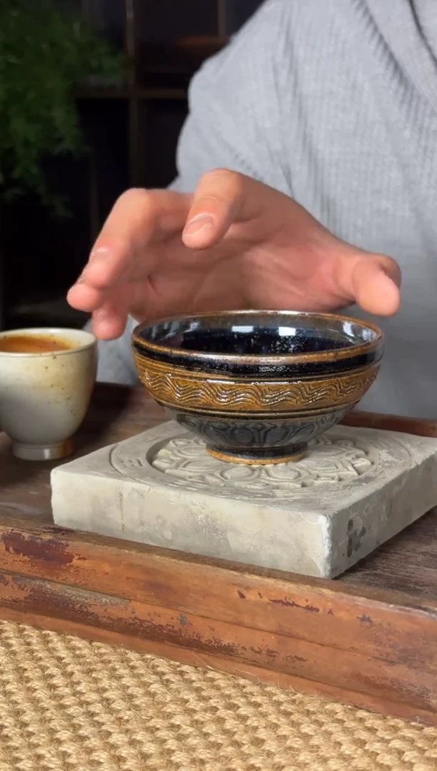平阳窑手作黑釉刻花水波纹主人盏