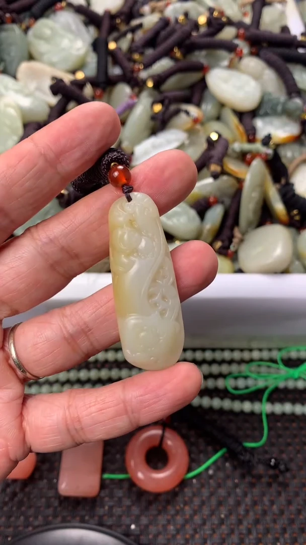 【闪购商品】和田玉颈饰未镶嵌多样性发货没有证书，拍一发一.有瑕