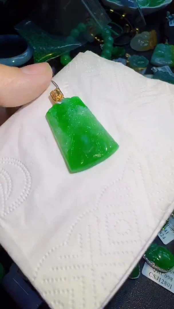颈饰18K金镶嵌翡翠山水
