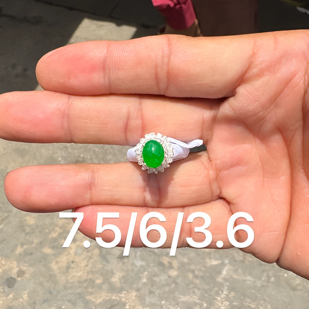 0622(小哪吒在源头)冰种翡翠阳绿戒面干净饱满杠味荧光足M100