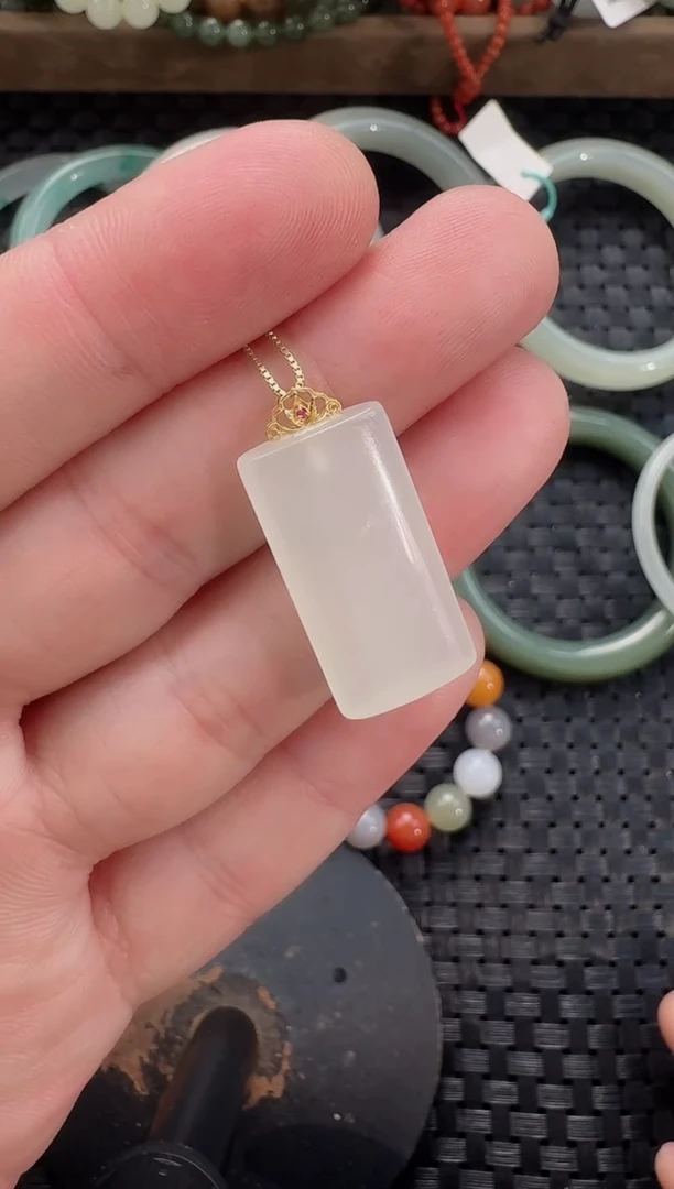 颈饰18K金镶嵌和田玉冰粉无事牌