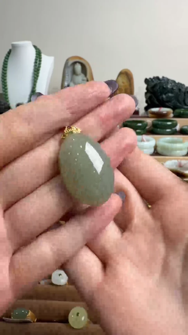 颈饰18K金镶嵌和田玉挂件