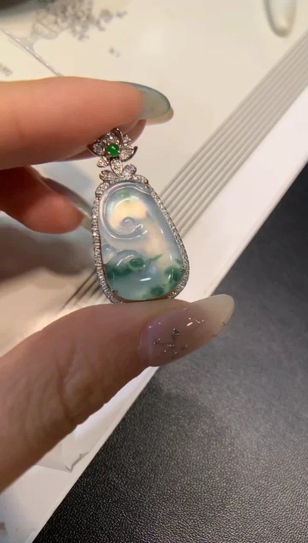 颈饰18K金镶嵌翡翠如意