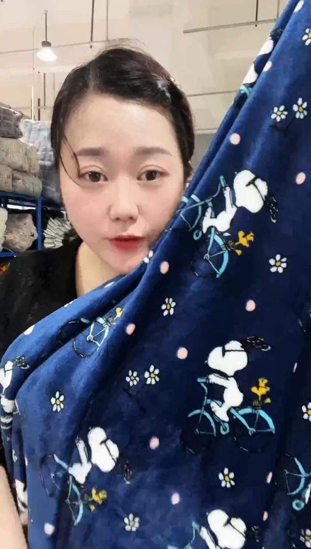 混纺主播手上展示的产品