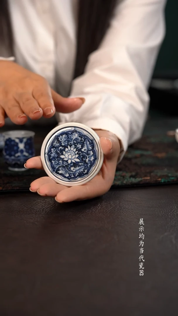 研山琢器蓝地缠枝莲小杯垫