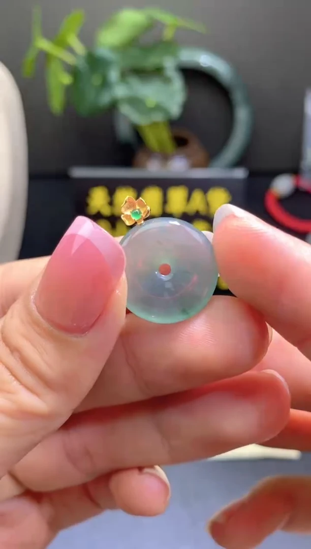 翡翠18K金镶嵌颈饰翡翠吊坠