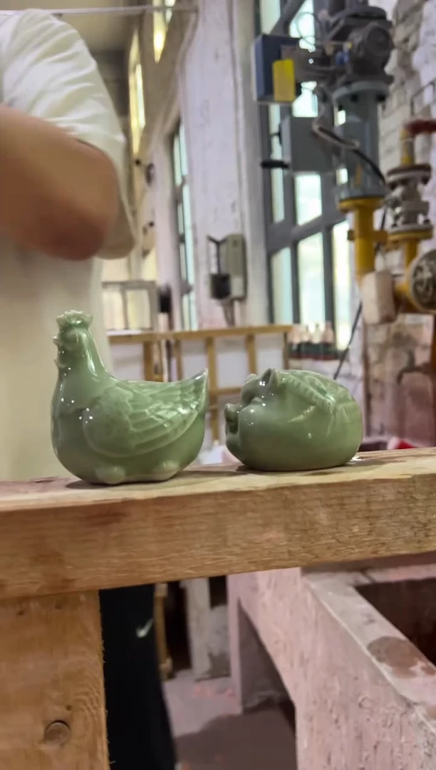 耀州窑青瓷小猪小鸡茶宠摆件