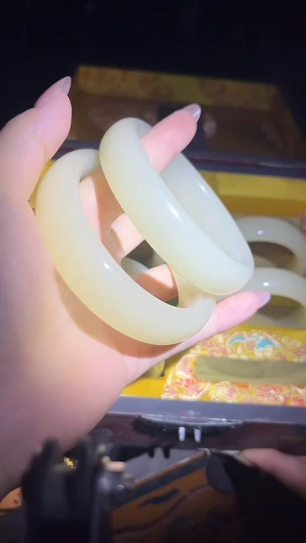 和田玉手镯未镶嵌手镯.1对.扁宽.羊油白