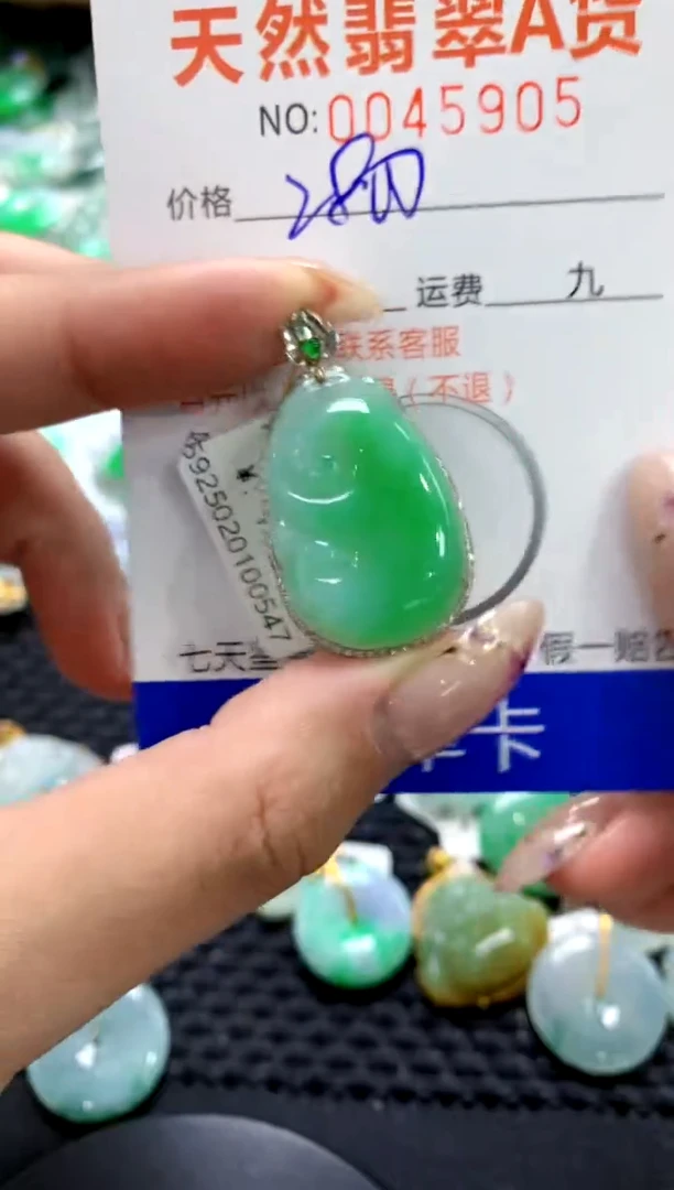 翡翠18K金镶嵌颈饰1111111111111111