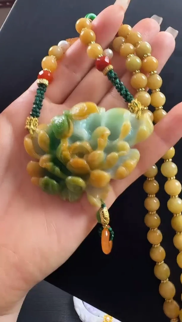 颈饰未镶嵌翡翠蝶恋花